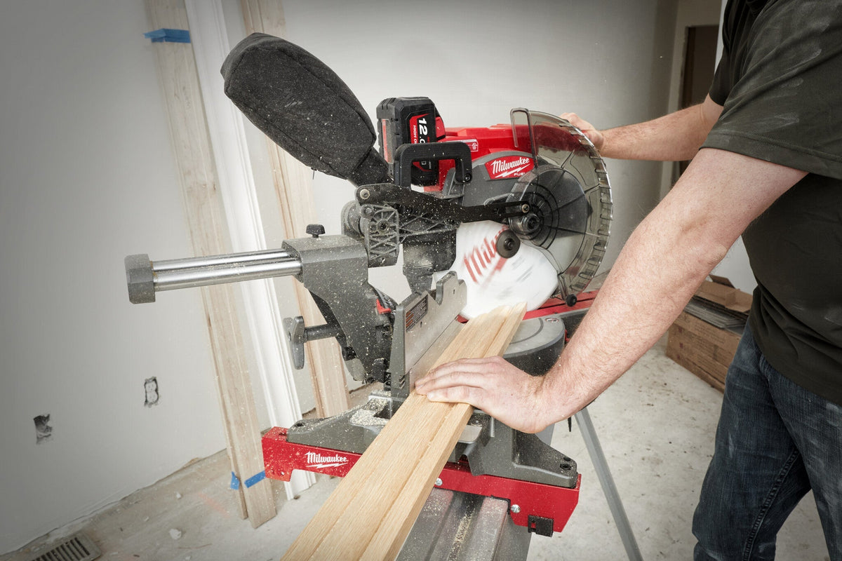 Milwaukee M18 FMS305-121 Afkortzaagmachine 18V (accu afkortzaag)